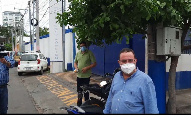 Periodista Eduardo Montenegro regresa del exilio para acudir a cita en la Fiscalía