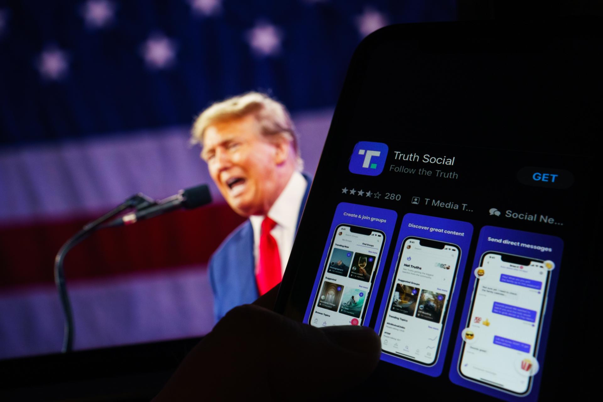 Trump reaparece con más de 40 mensajes en Truth Social tras rumores sobre su salud