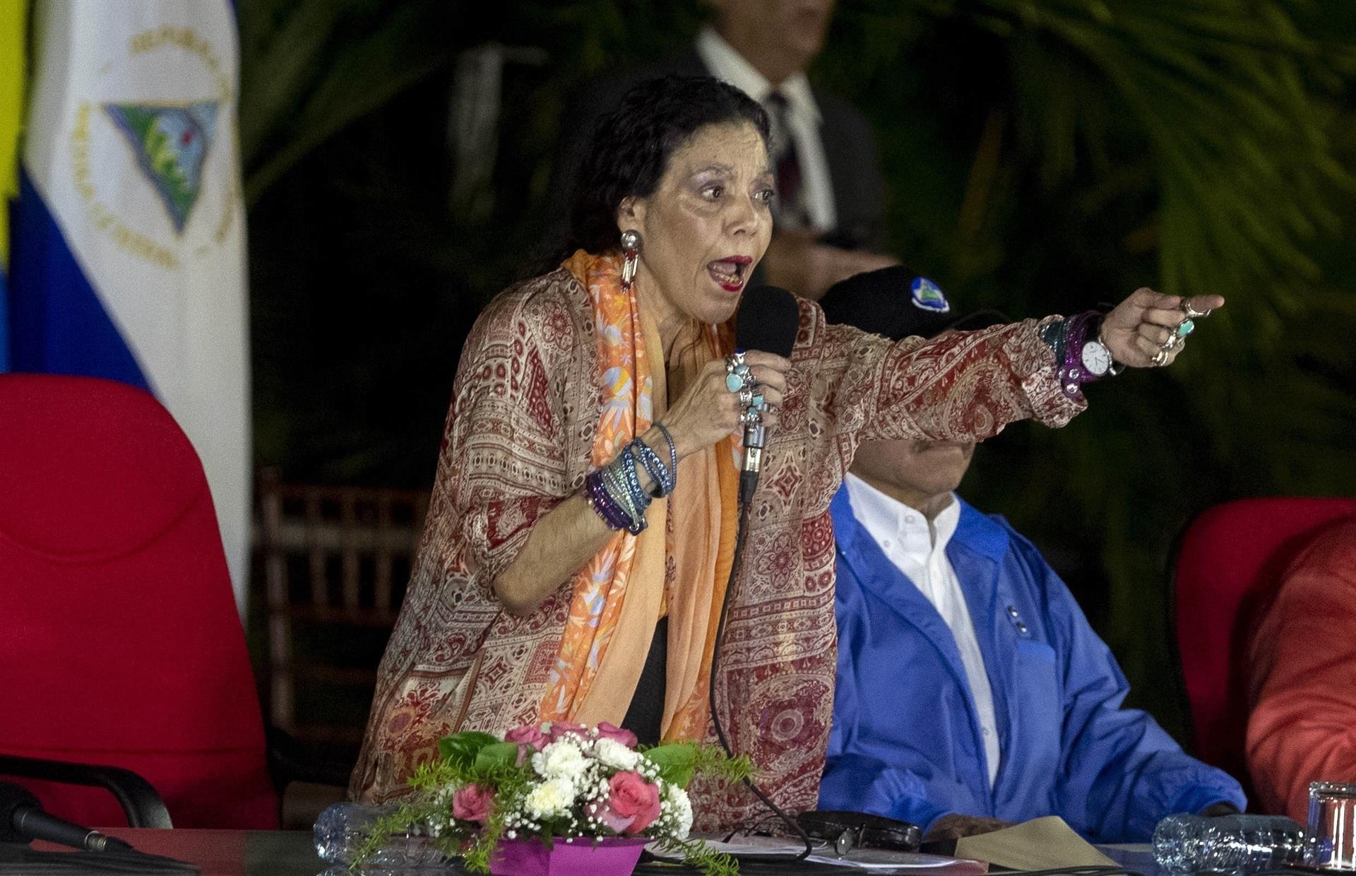 Rosario Murillo arremete contra Canadá por tumbas en internados