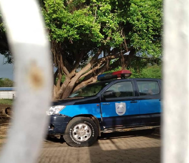 Policía continúa asediando a la presidenta de la Organización Víctimas de Abril