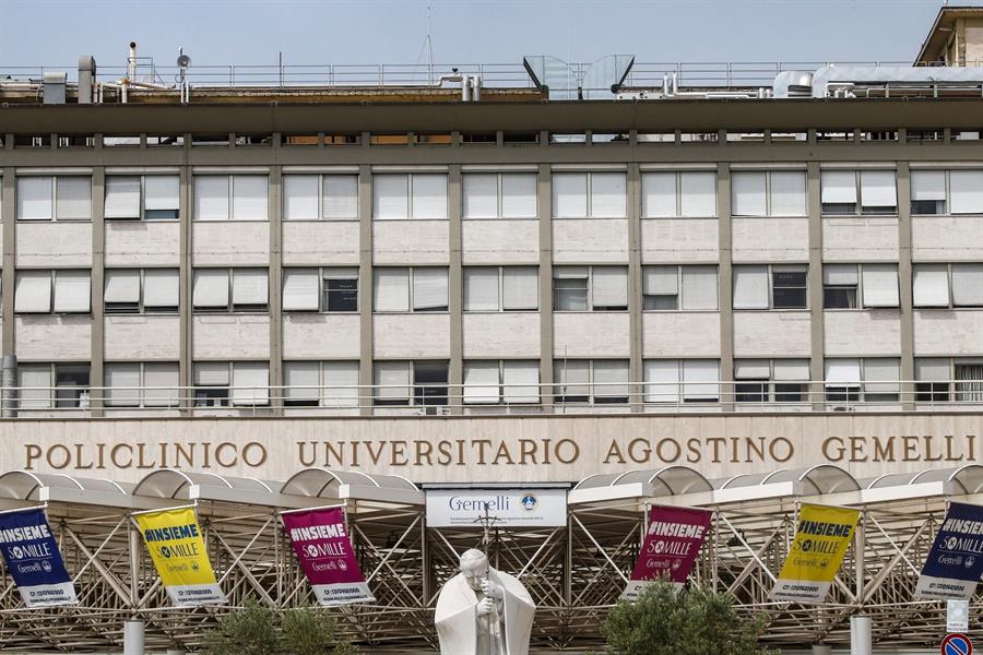 El papa, operado con éxito de un problema de colon