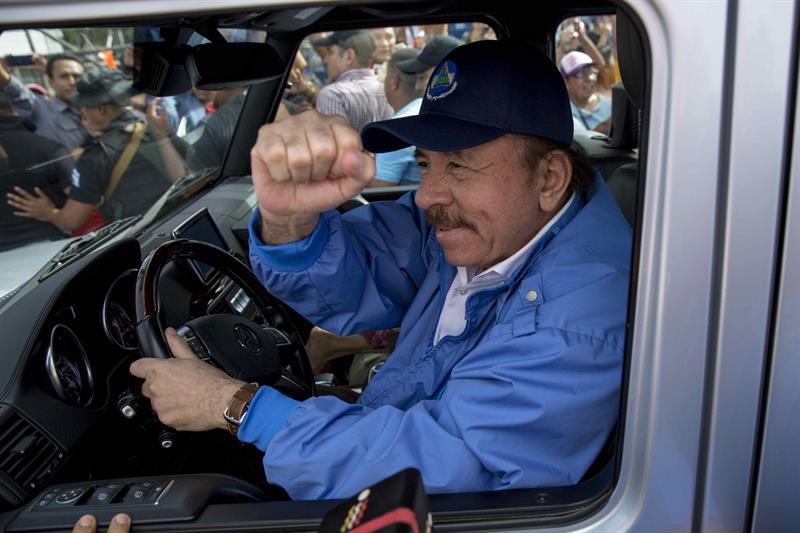 Daniel Ortega engrosa su club de asesores