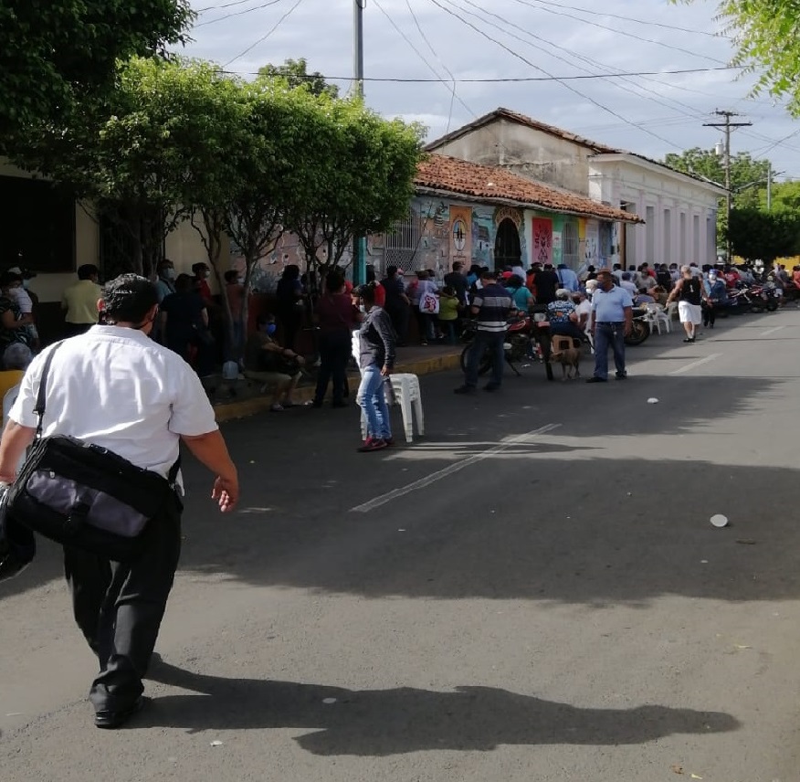 Extensas filas para vacunarse contra el Covid-19 en León