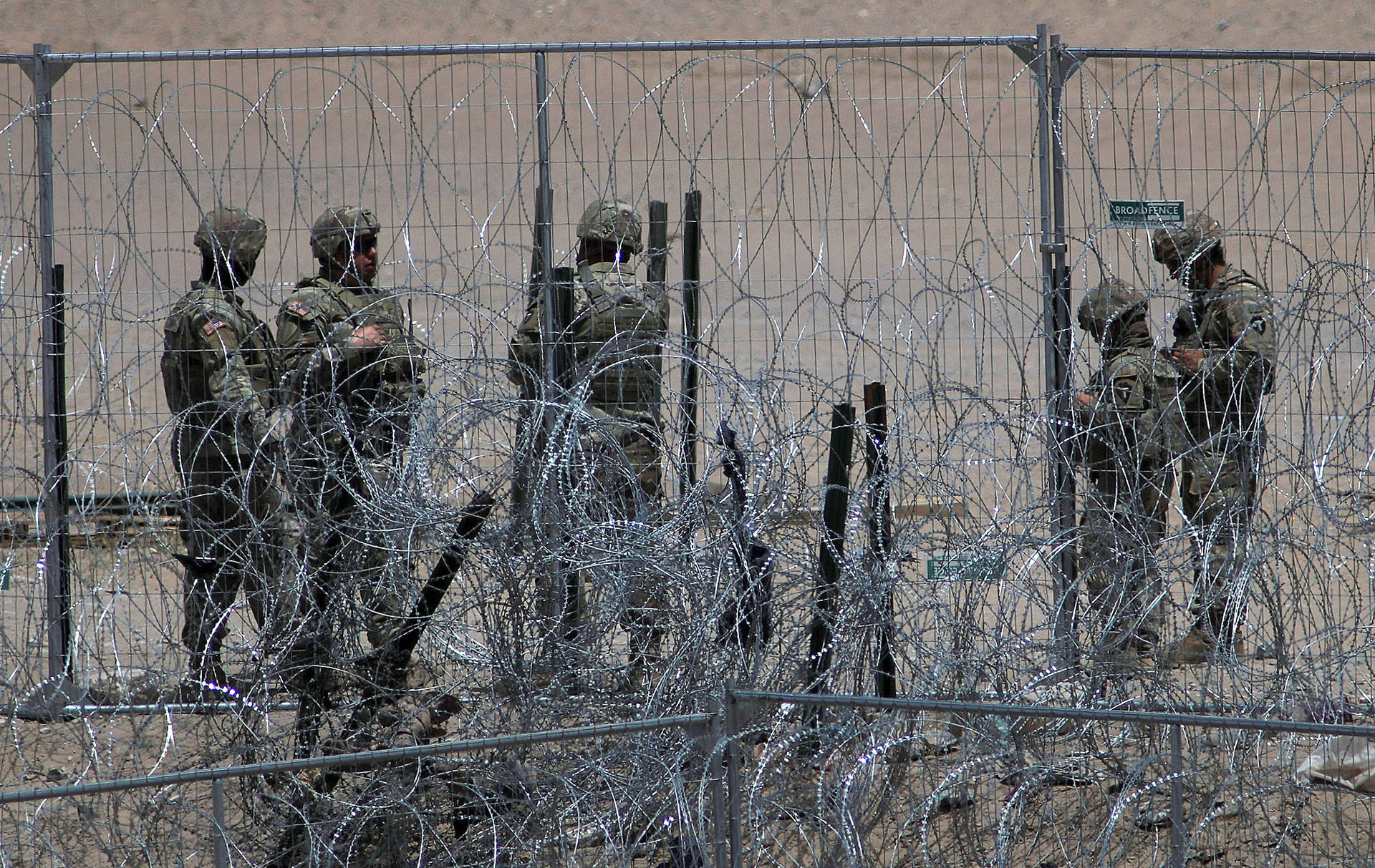 Migrantes en frontera de México acusan a guardias texanos de disparar balas de goma y gas