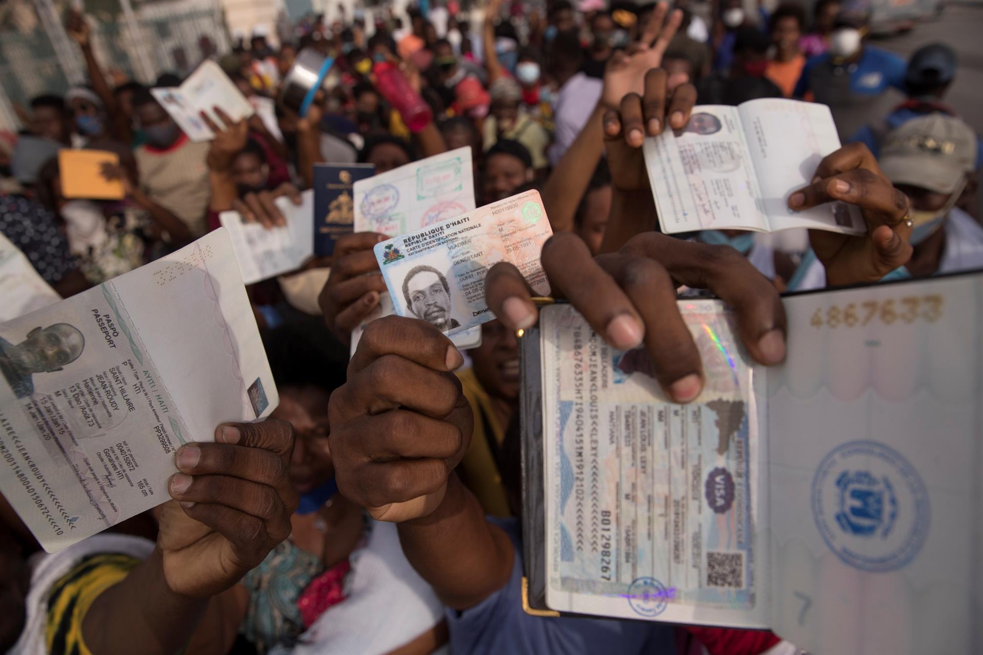 Cientos de haitianos se congregan en la embajada de EE.UU. para pedir un visado