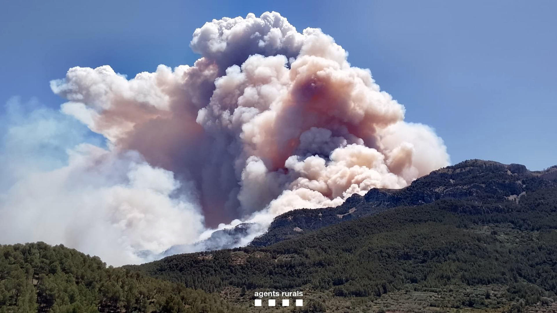 Un incendio de alta densidad quema 500 hectáreas y confina a 2.000 personas en España