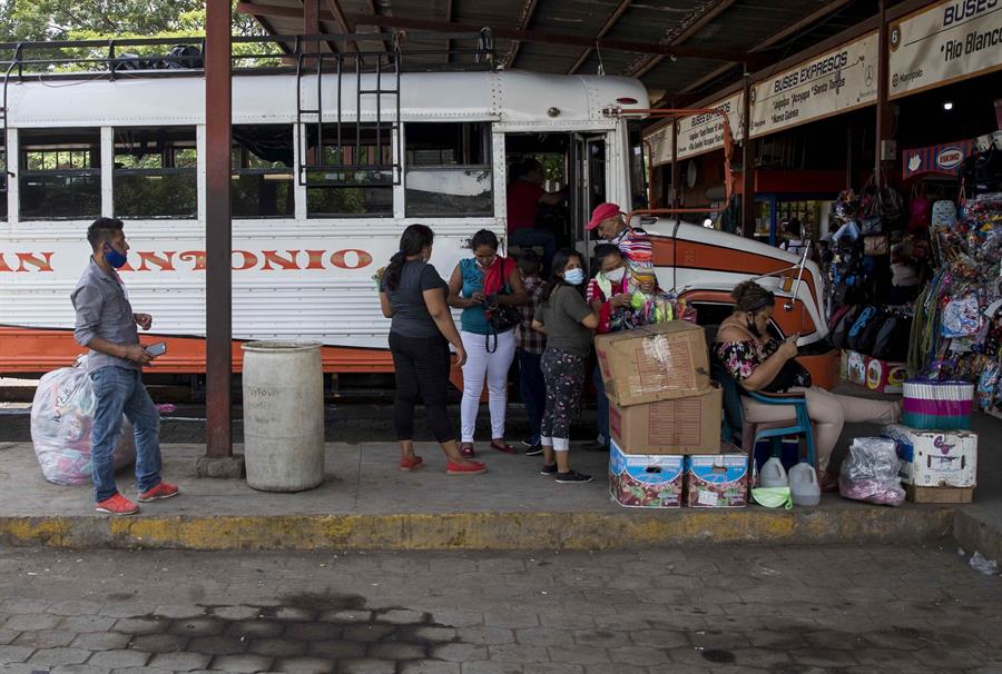Ola de arrestos en Nicaragua empuja al exilio a opositores y profesionales
