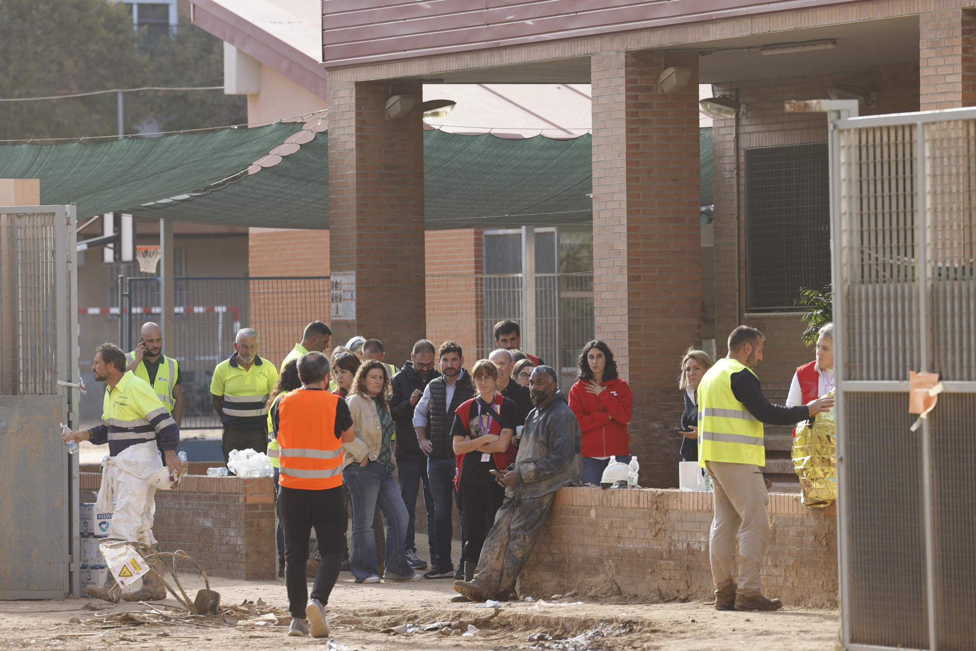 Muere un operario al caer parte del tejado de un colegio afectado por la dana