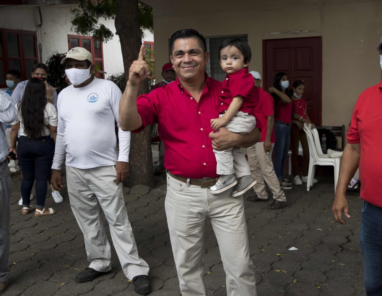 Walter Espinoza declina su precandidatura ante el PLC para apoyar la de Miguel Rosales