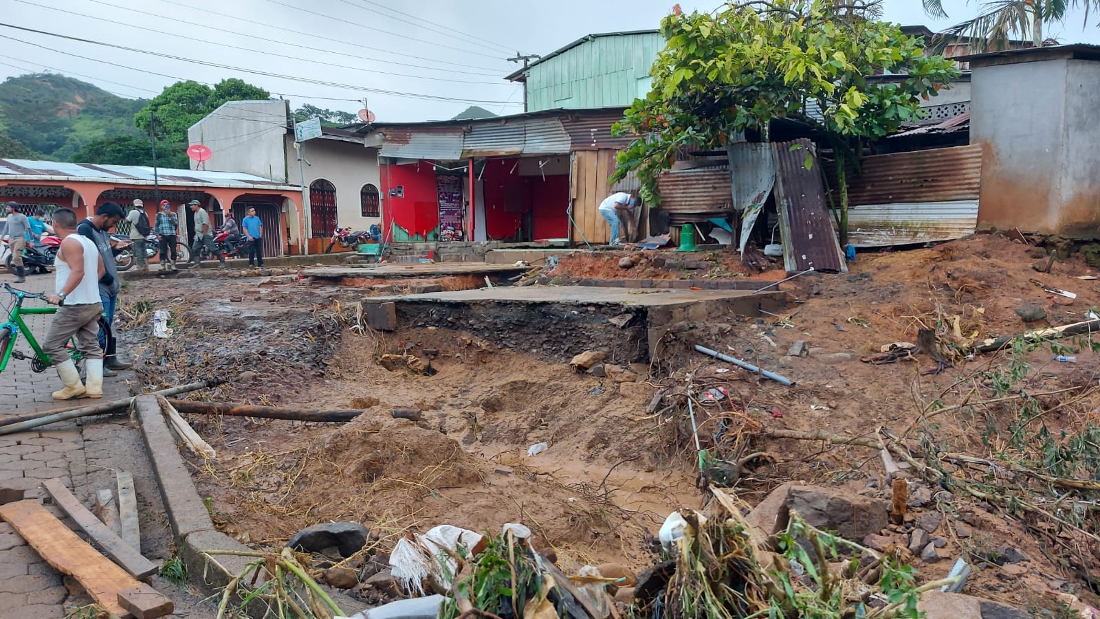 Un muerto y 10 barrios inundados por lluvias en Santo Domingo, Chontales
