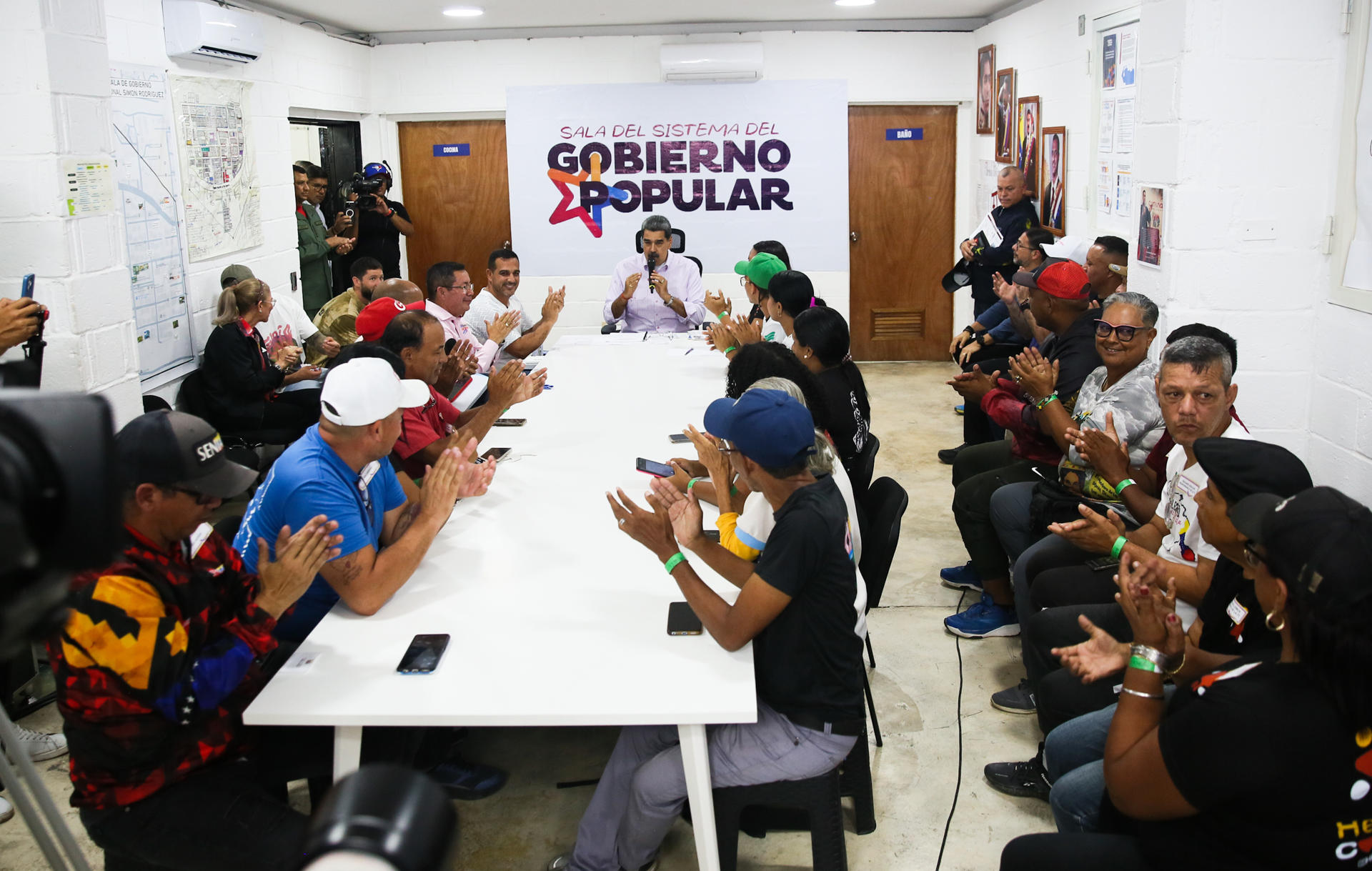 Maduro anuncia un despliegue de militares en comunidades para enseñar «manejo de armas»