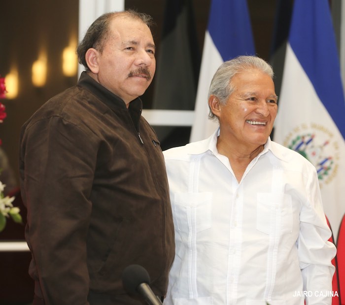 Ortega hace «avioncitos de papel» con la legislación nicaragüense al otorgarle la ciudadanía a Salvador Sánchez Cerén, afirman analistas