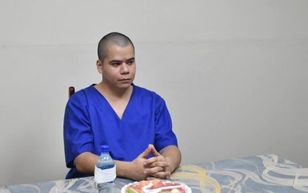 Dictadura acusa de golpista al doctor Yerri Estrada y lo exhibe con uniforme de preso tras presión de EEUU