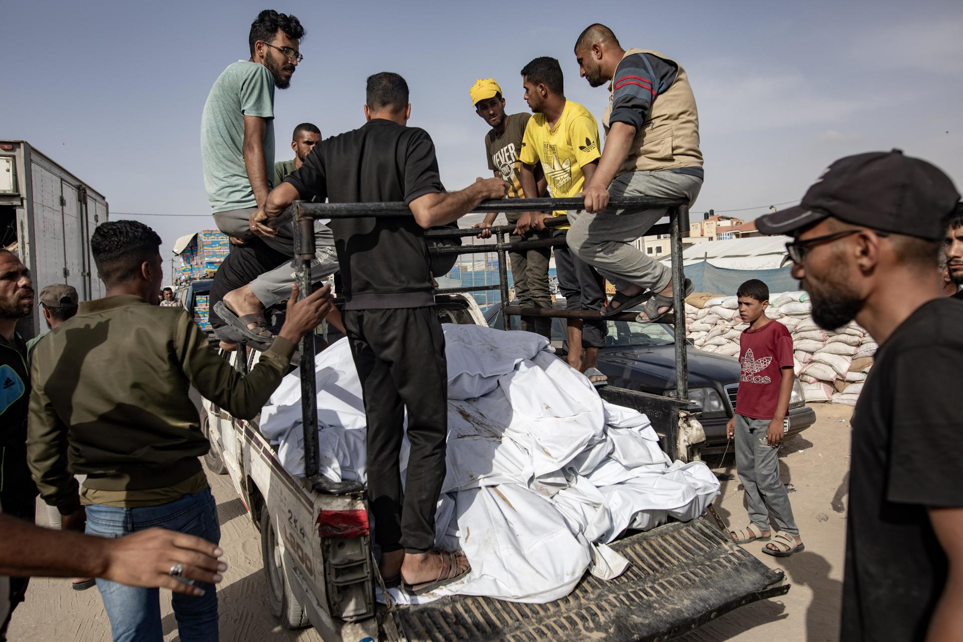 Una veintena de muertos en ataques israelíes sobre campos de desplazados al oeste de Rafah