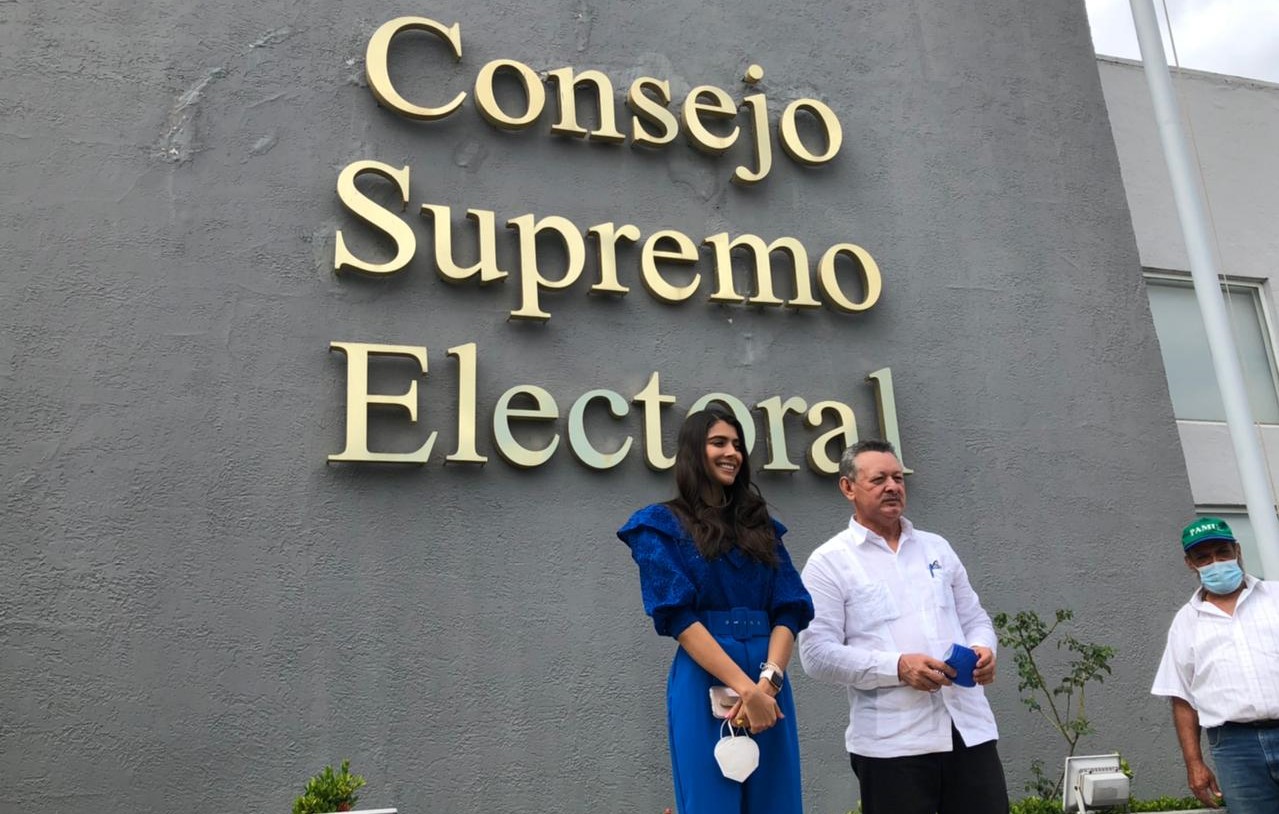 Óscar Sobalvarro y Berenice Quezada de ACxL, la primera fórmula presidencial inscrita ante el CSE