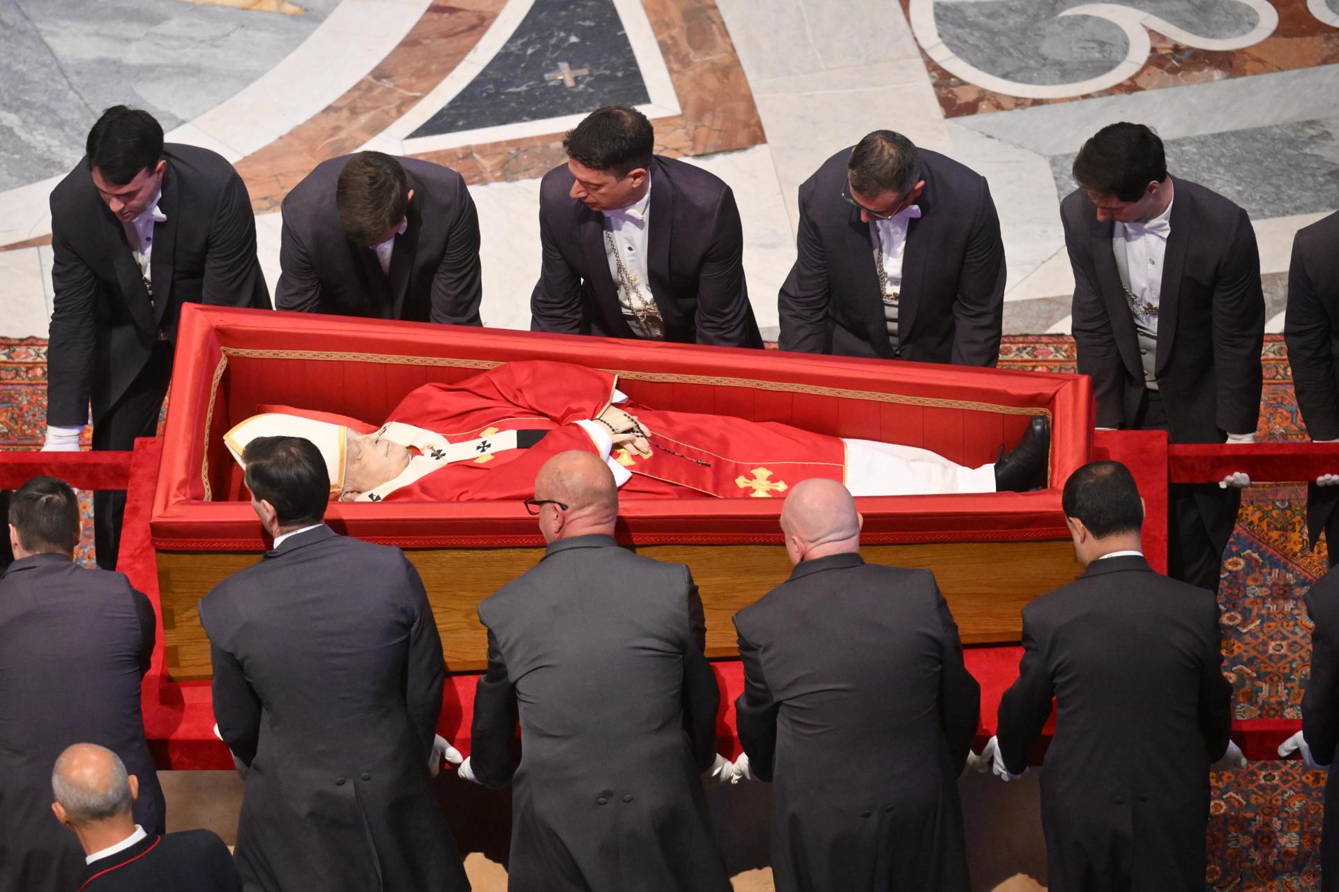 Sobrino de Francisco viaja a Roma para despedir a su tío gracias a empresaria argentina