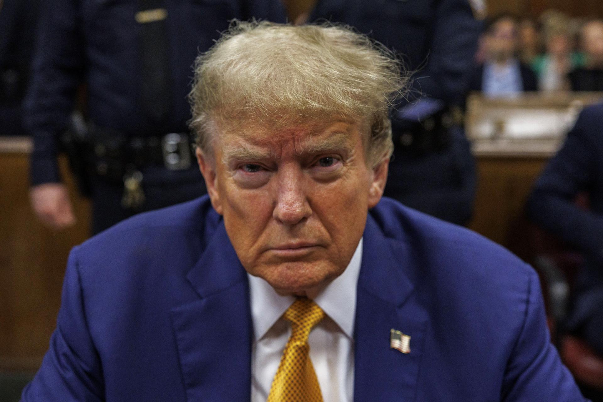 La actriz porno Stormy Daniels sube al estrado en el juicio penal contra Donald Trump