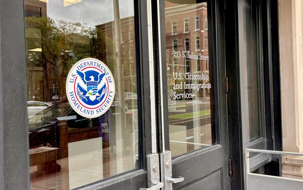 Jueza federal ordena reactivar trámites para beneficiarios de parole en Estados Unidos