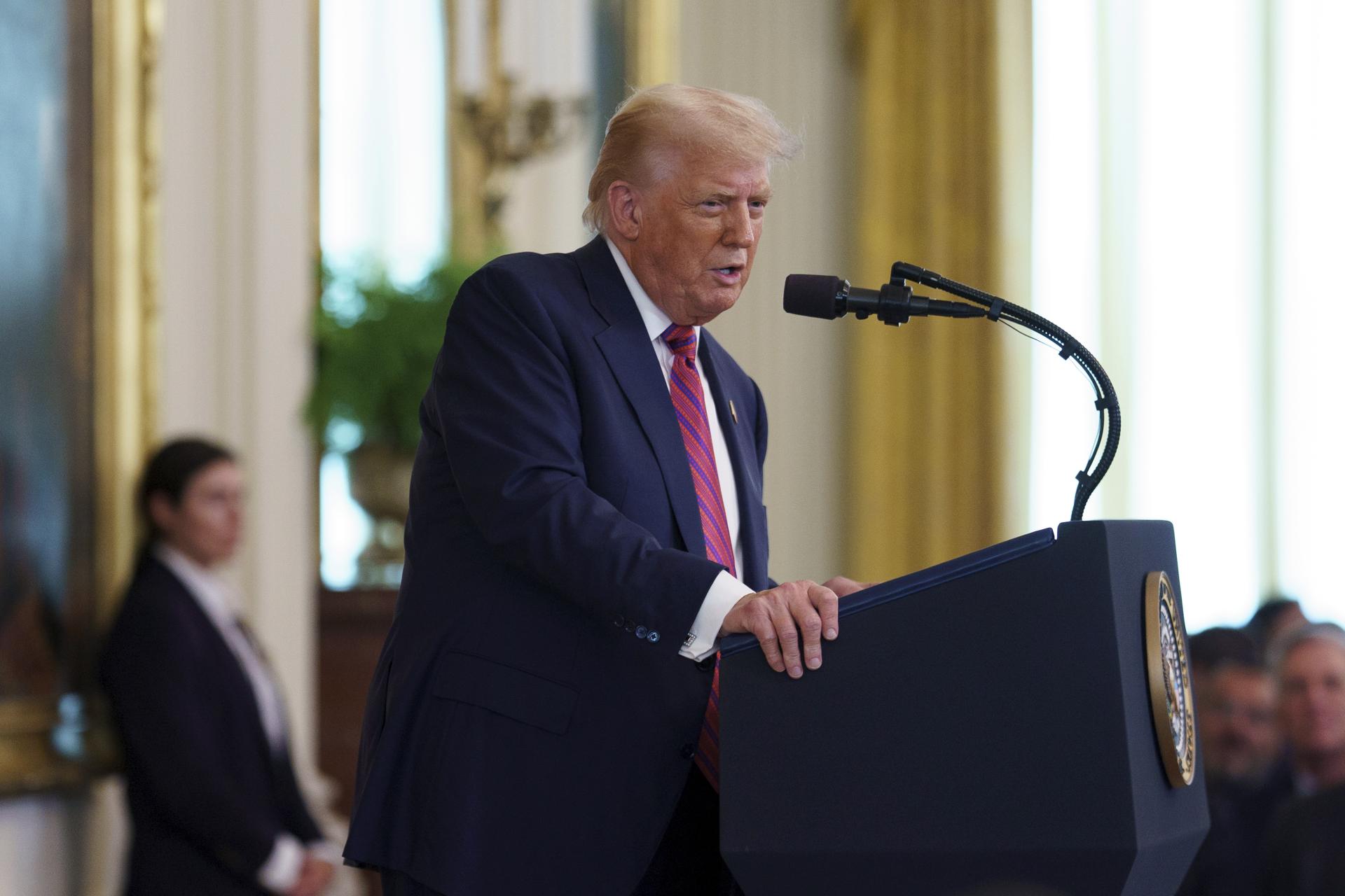 Un tribunal rechaza intento de Trump de eliminar la ciudadanía por nacimiento