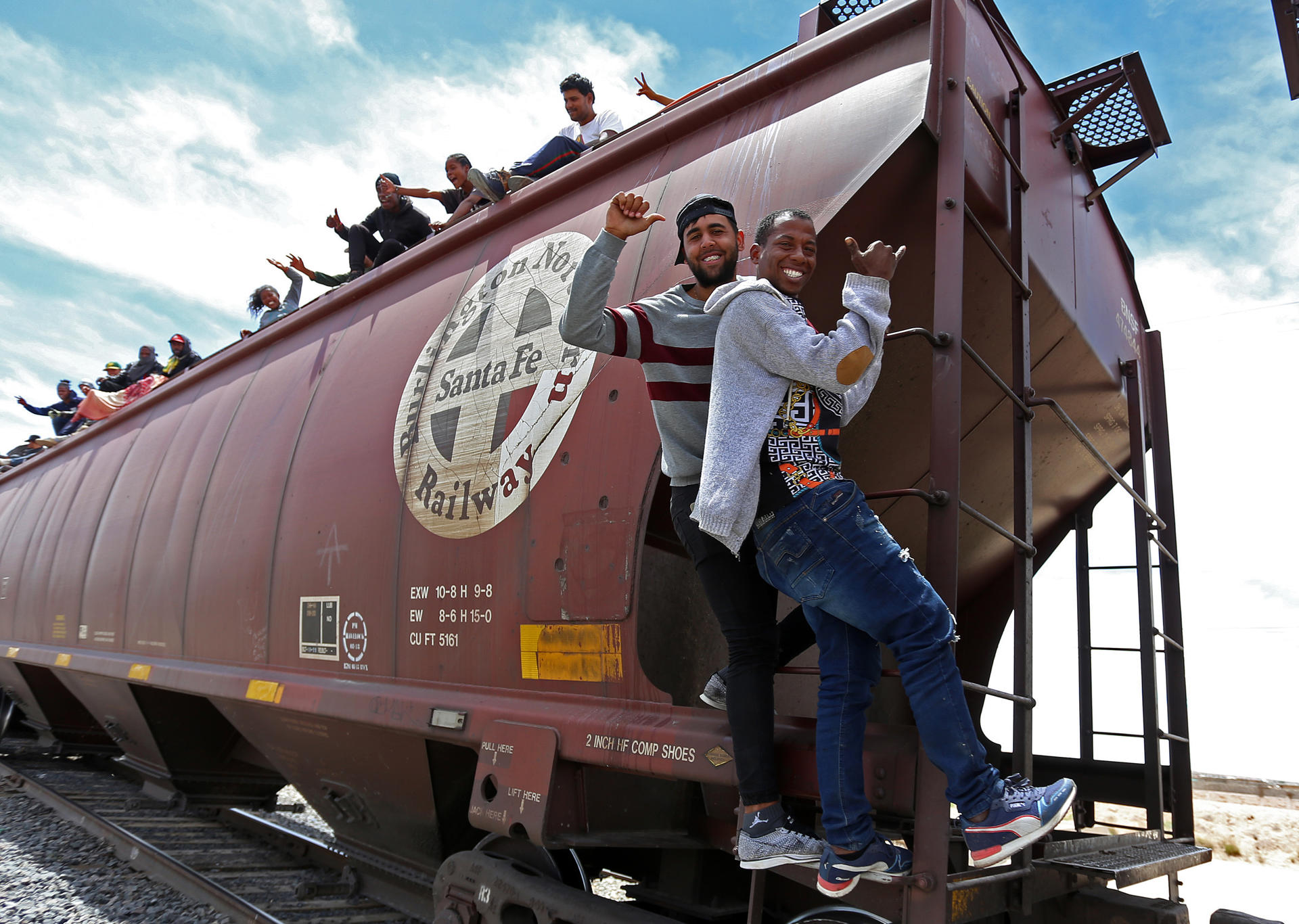 Miles de migrantes que llegan en tren a mexicana Ciudad Juárez deambulan por el río Bravo