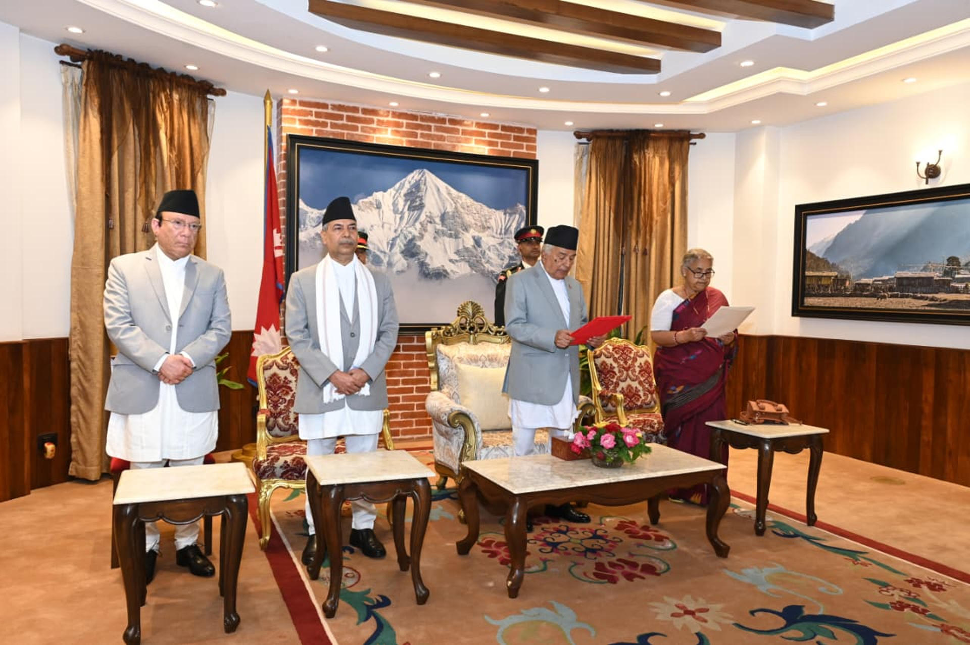 Nepal pone fin al vacío de poder con una histórica jura de su nueva primera ministra