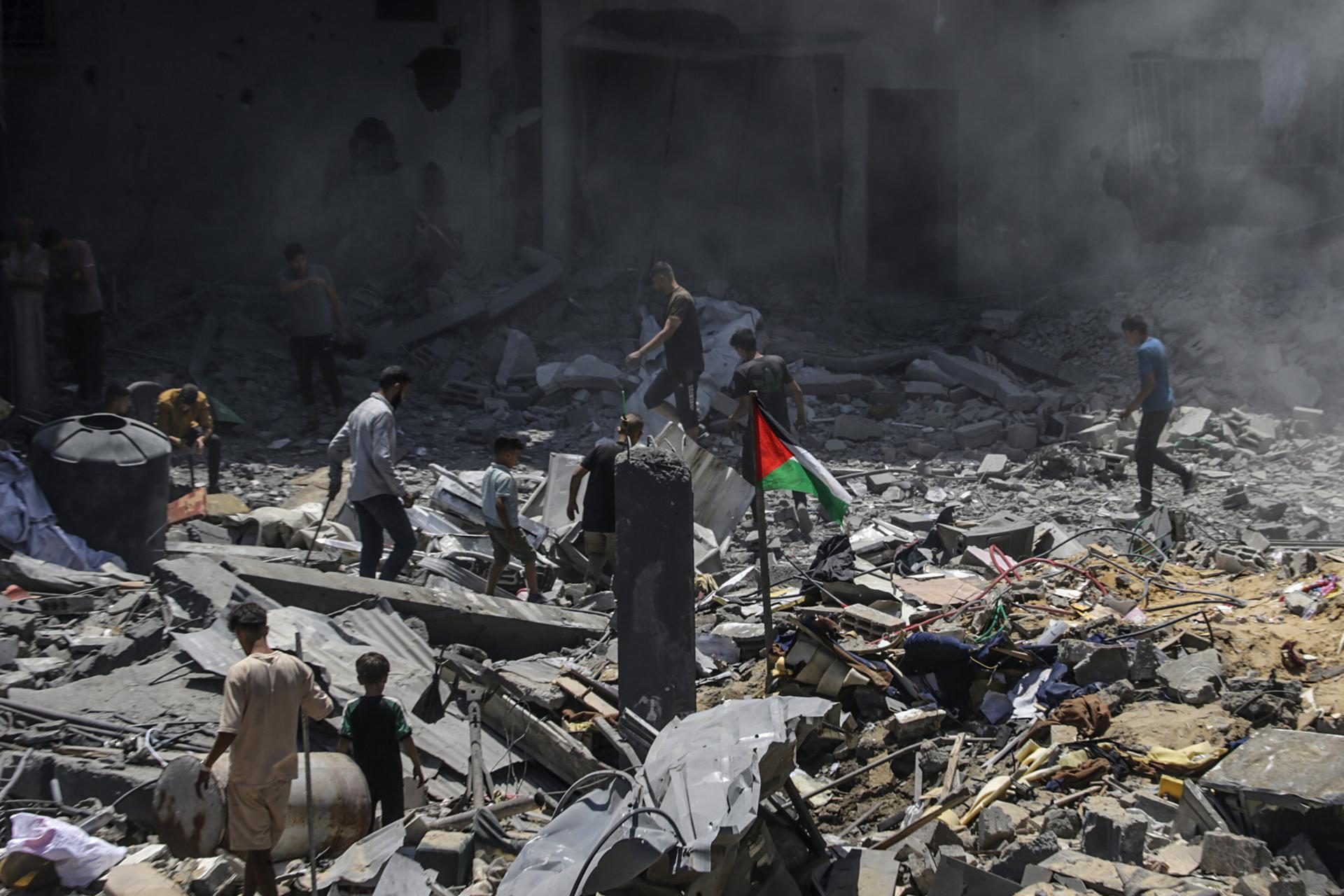 Israel parece reducir sus ataques en Gaza mientras todos miran a la frontera norte