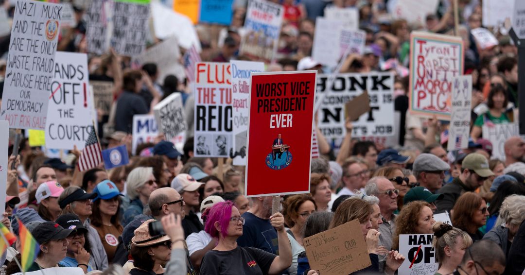Manifestantes protestan contra los recortes de Trump y Musk en ciudades de todo EEUU