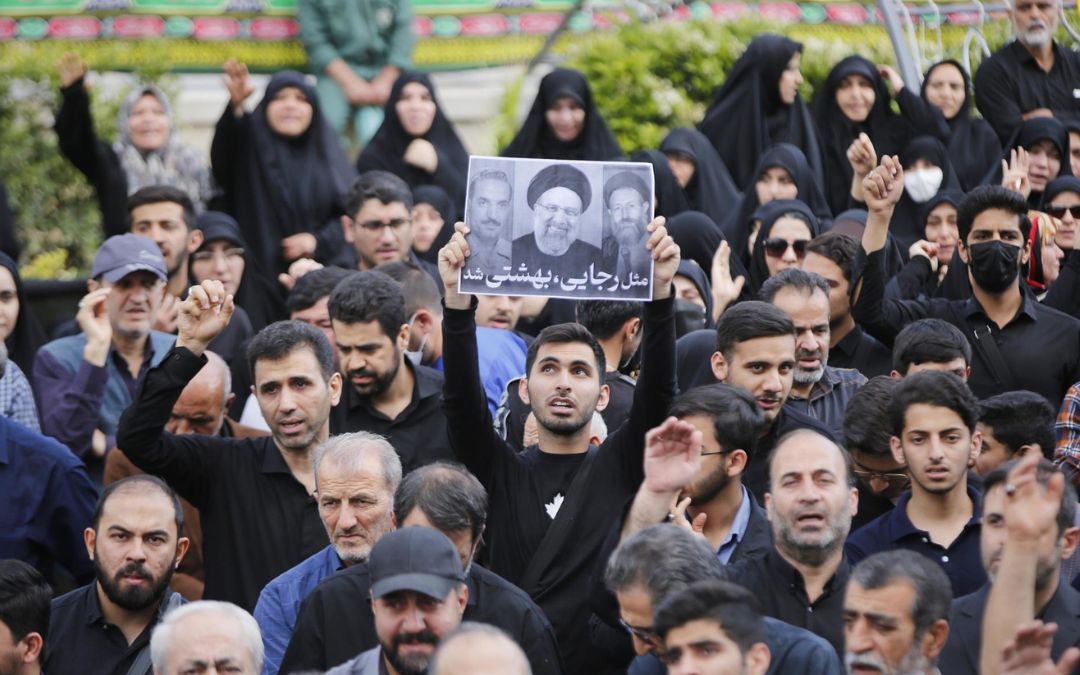 Miles de iraníes homenajean al fallecido presidente Ebrahim Raisí en las calles del país