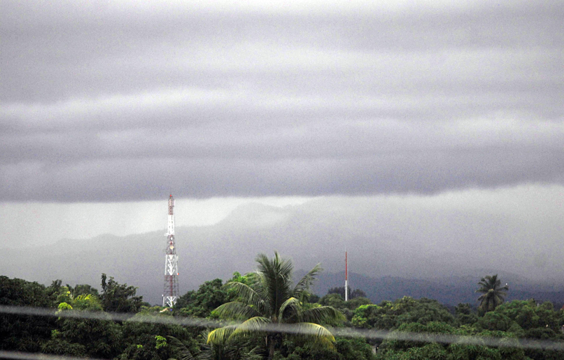 Oscar sigue con fuertes vientos y lluvias azotando Cuba y el sureste de Bahamas