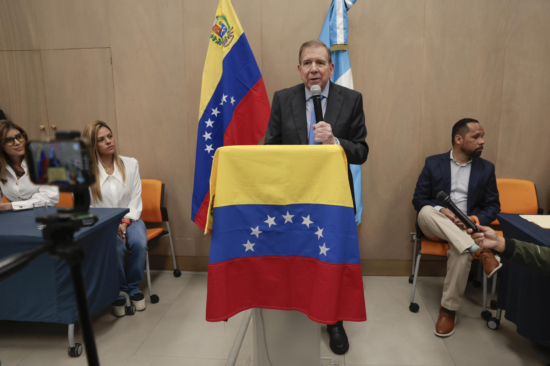 Edmundo González Urrutia dice que “el régimen está cada vez más solo, pero no menos peligroso”