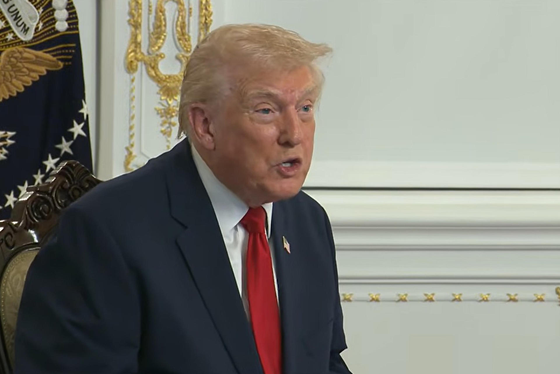 Trump llama «estúpida» a reportera por preguntarle por qué culpa a Biden del tiroteo en DC