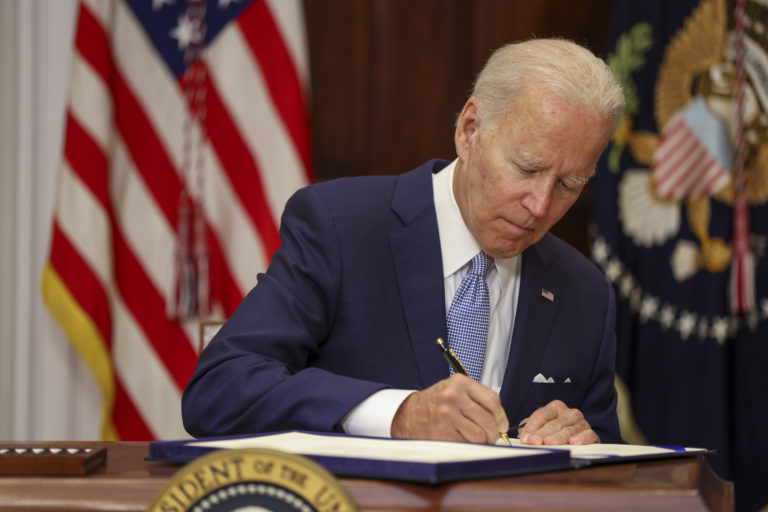 Senadores piden a Biden extender el TPS a los nicaragüenses antes de que Trump llegue a la Casa Blanca
