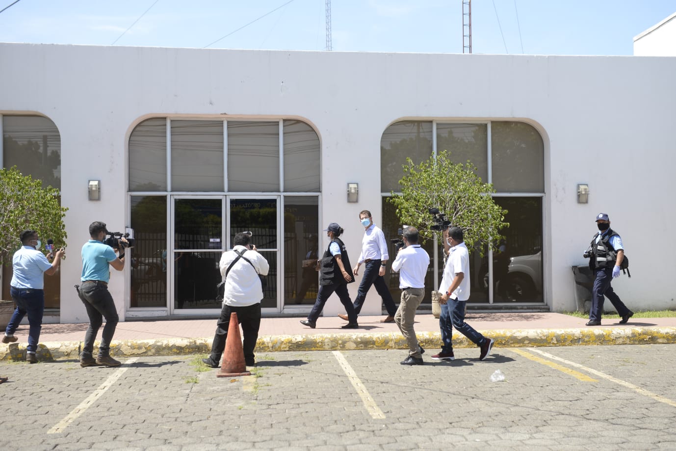 Antimotines ingresan a La Prensa, adentro está el gerente general