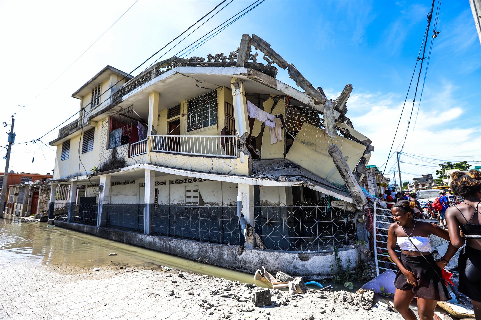 Cifras de muertos causados por el potente terremoto en Haití aumentan a 300