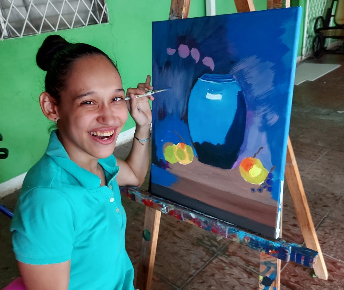 Amy Rocha, la joven pintora que ha sobrevivido a 11 cirugías y que sueña con exponer sus cuadros