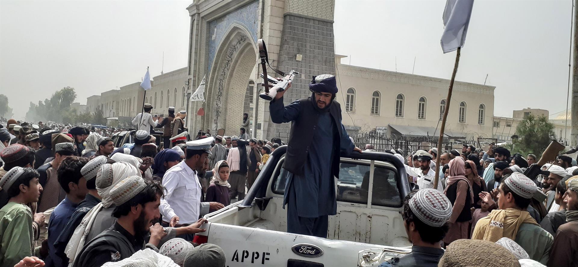 Los talibanes entran en Kabul y el presidente afgano abandona Afganistán