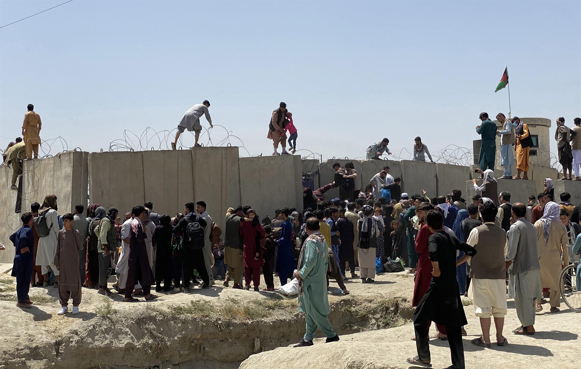 Caos en aeropuerto de Kabul: civiles y diplomáticos buscan salir de Afganistán
