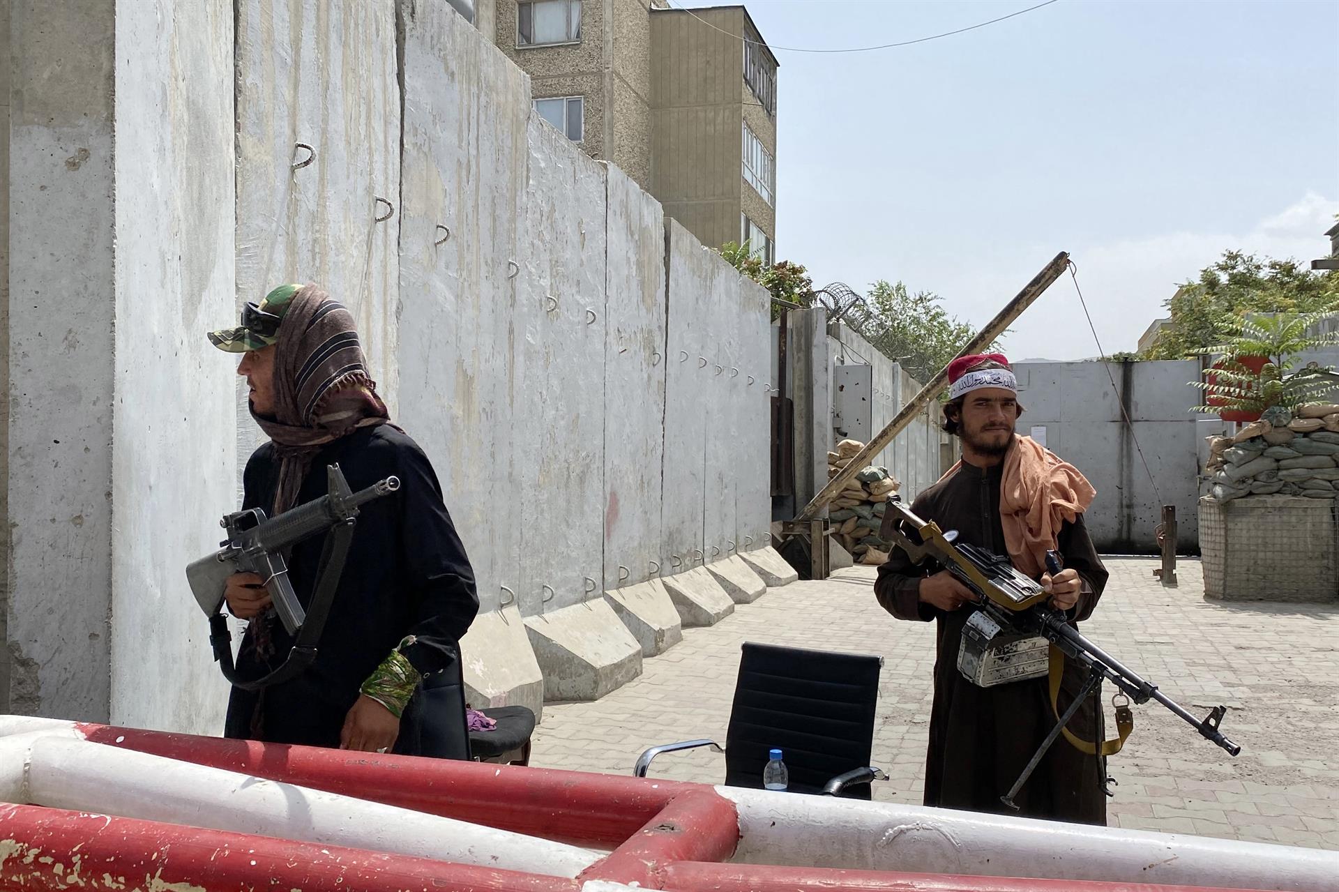 Los talibanes buscan la reconciliación en un país donde las mujeres podrán trabajar