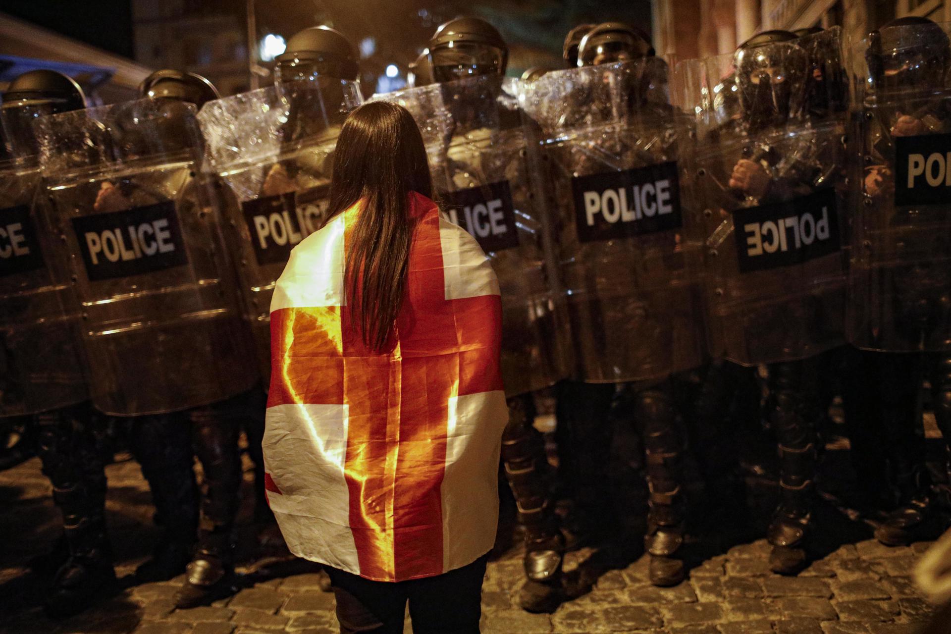 Miles de georgianos protestan contra la polémica ley de agentes extranjeros