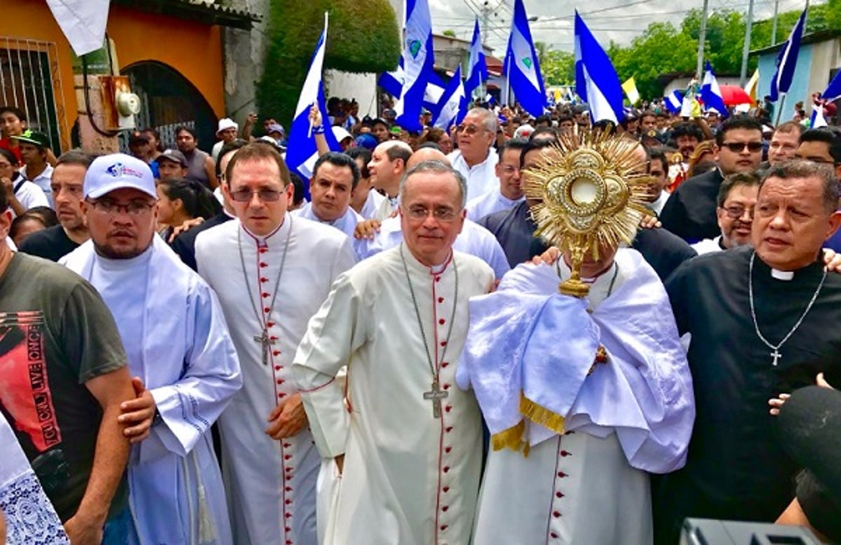 Obispos Báez y Álvarez critican a “poderosos” que atacan a la Iglesia 