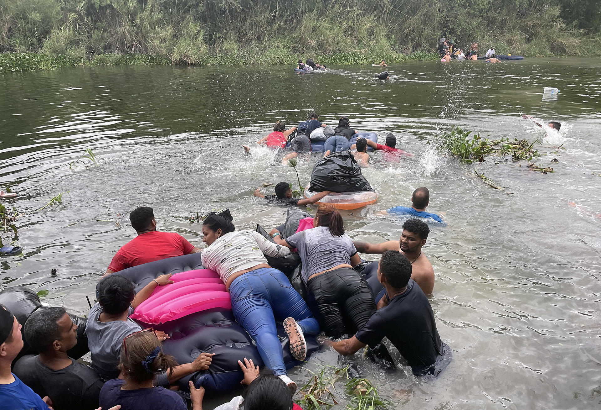 Trump planea cerrar casos de asilo de migrantes que cruzaron la frontera irregularmente, según CNN