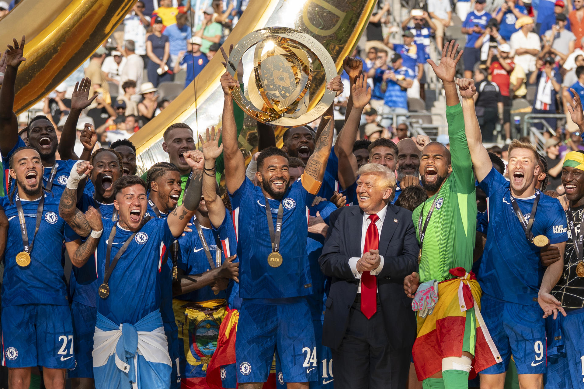 Trump entrega al Chelsea el trofeo del Mundial de Clubes