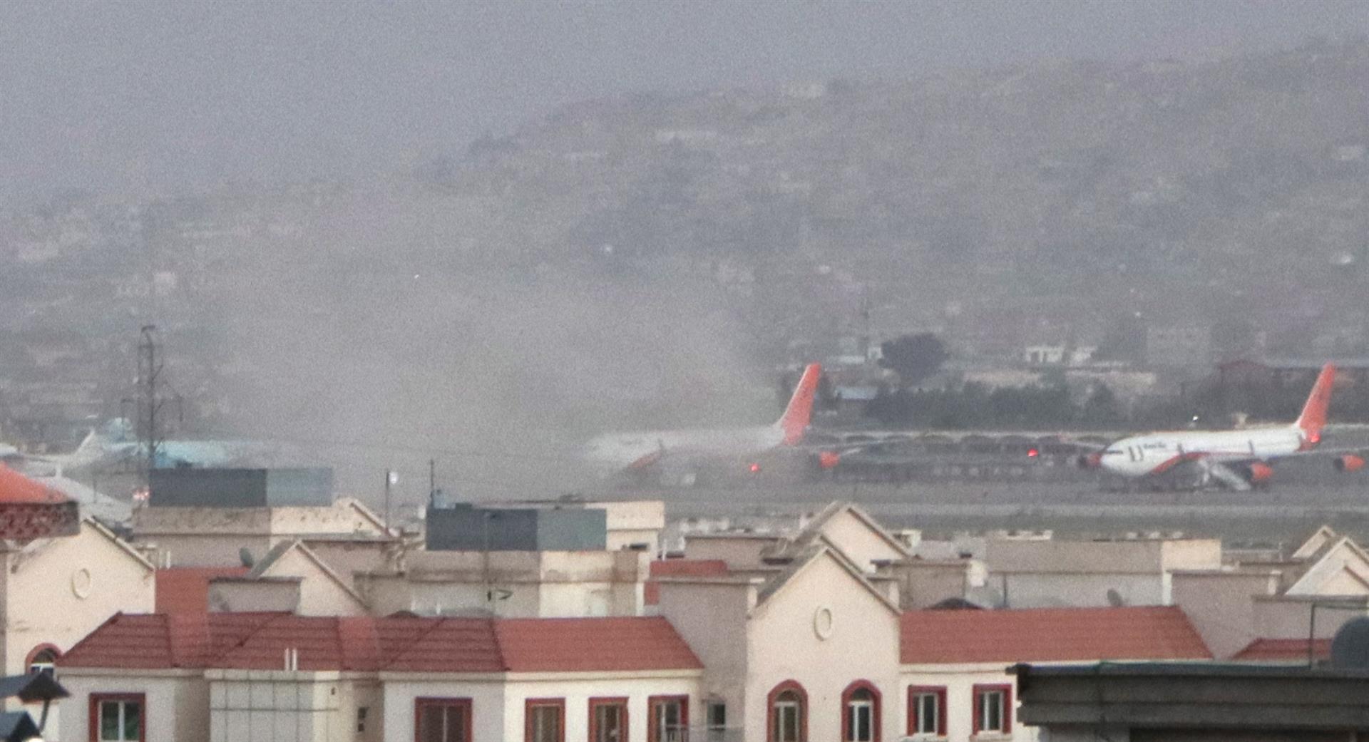 Más de 60 muertos tras el doble atentado en el aeropuerto de Kabul, entre ellos 12 estadounidenses