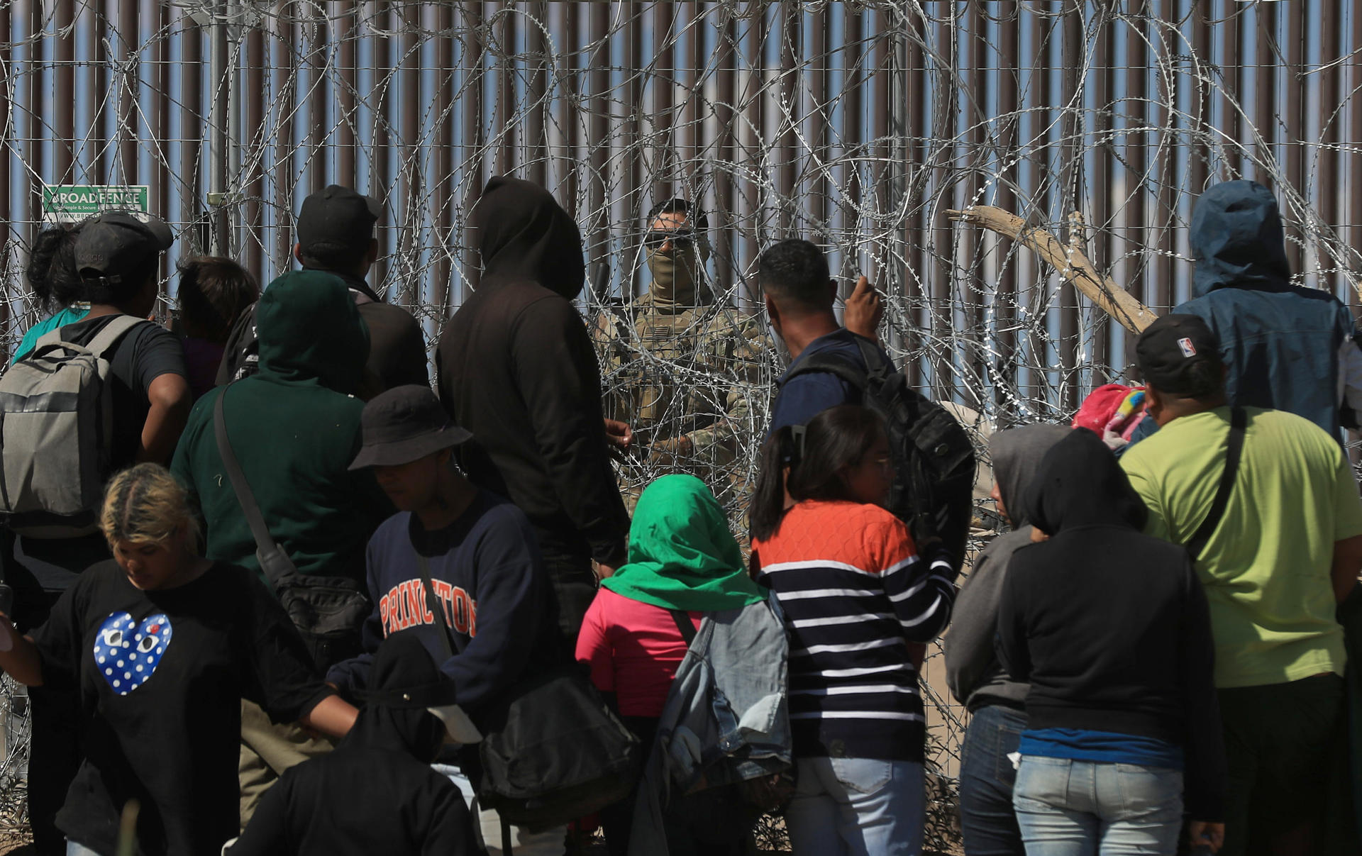 Migrantes insisten en cruzar a EEUU por el río Bravo pese a las crecientes deportaciones