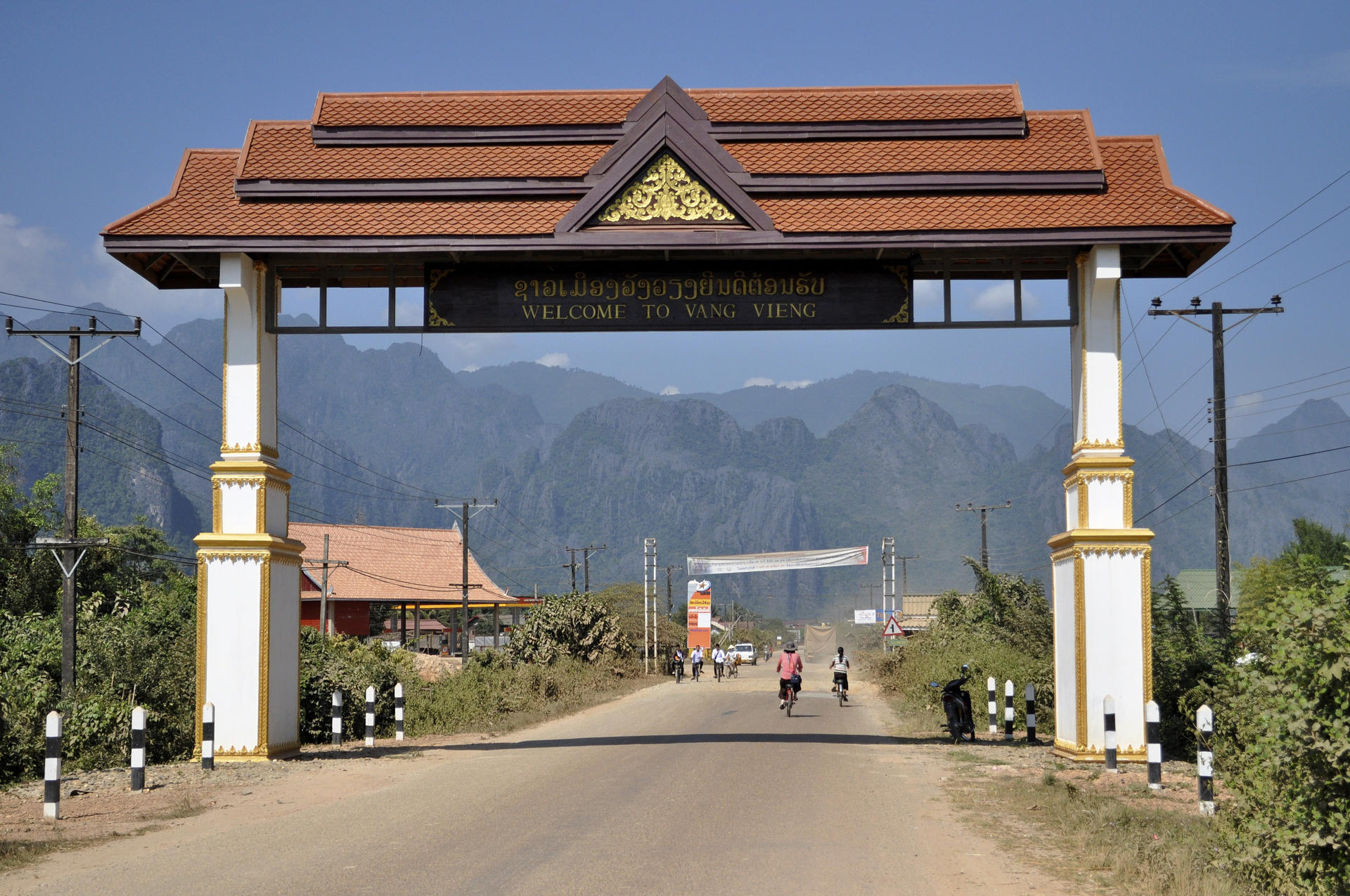 Laos prohíbe la venta de marca de alcohol local tras la muerte de 6 turistas intoxicados