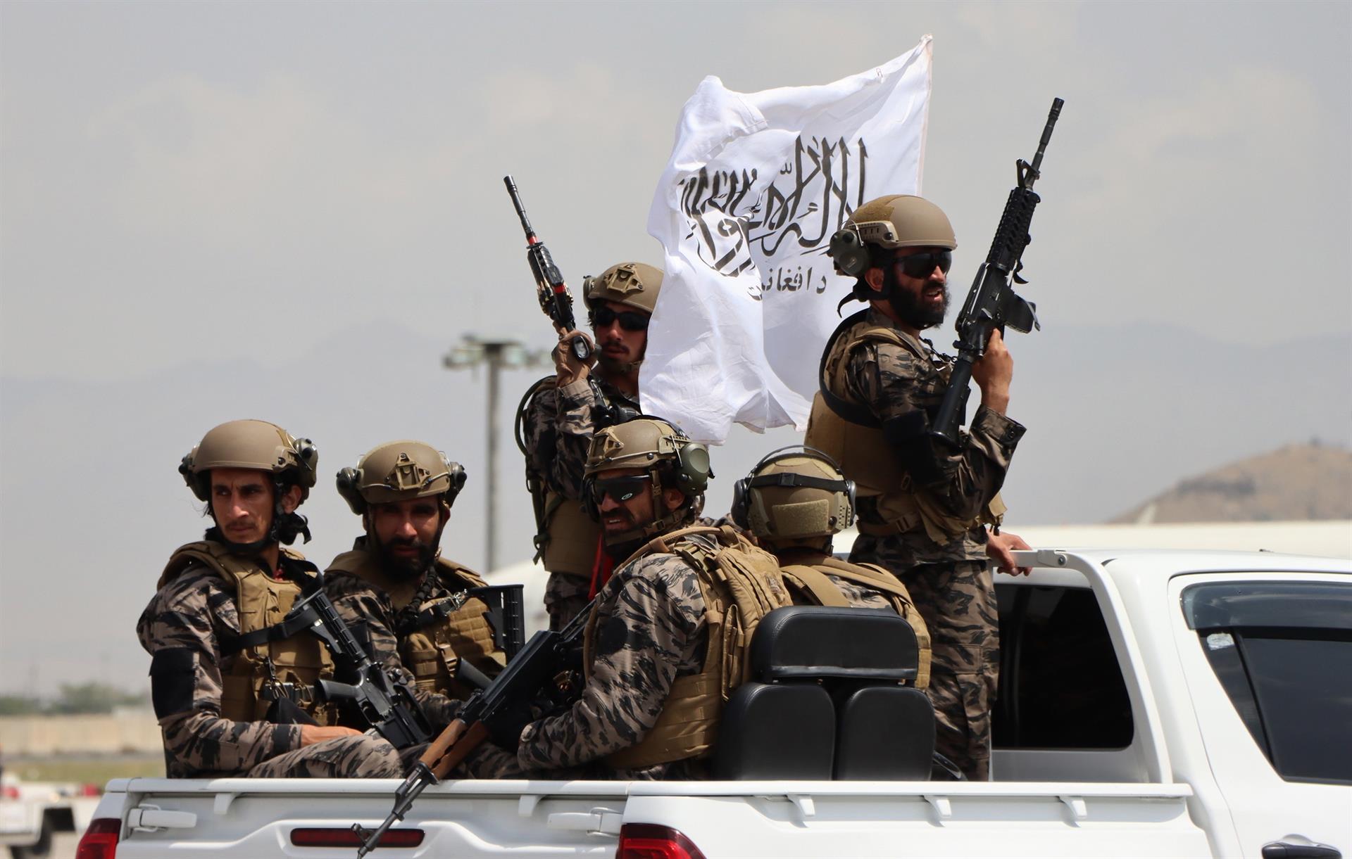 Los talibanes declaran la «completa independencia» de Afganistán