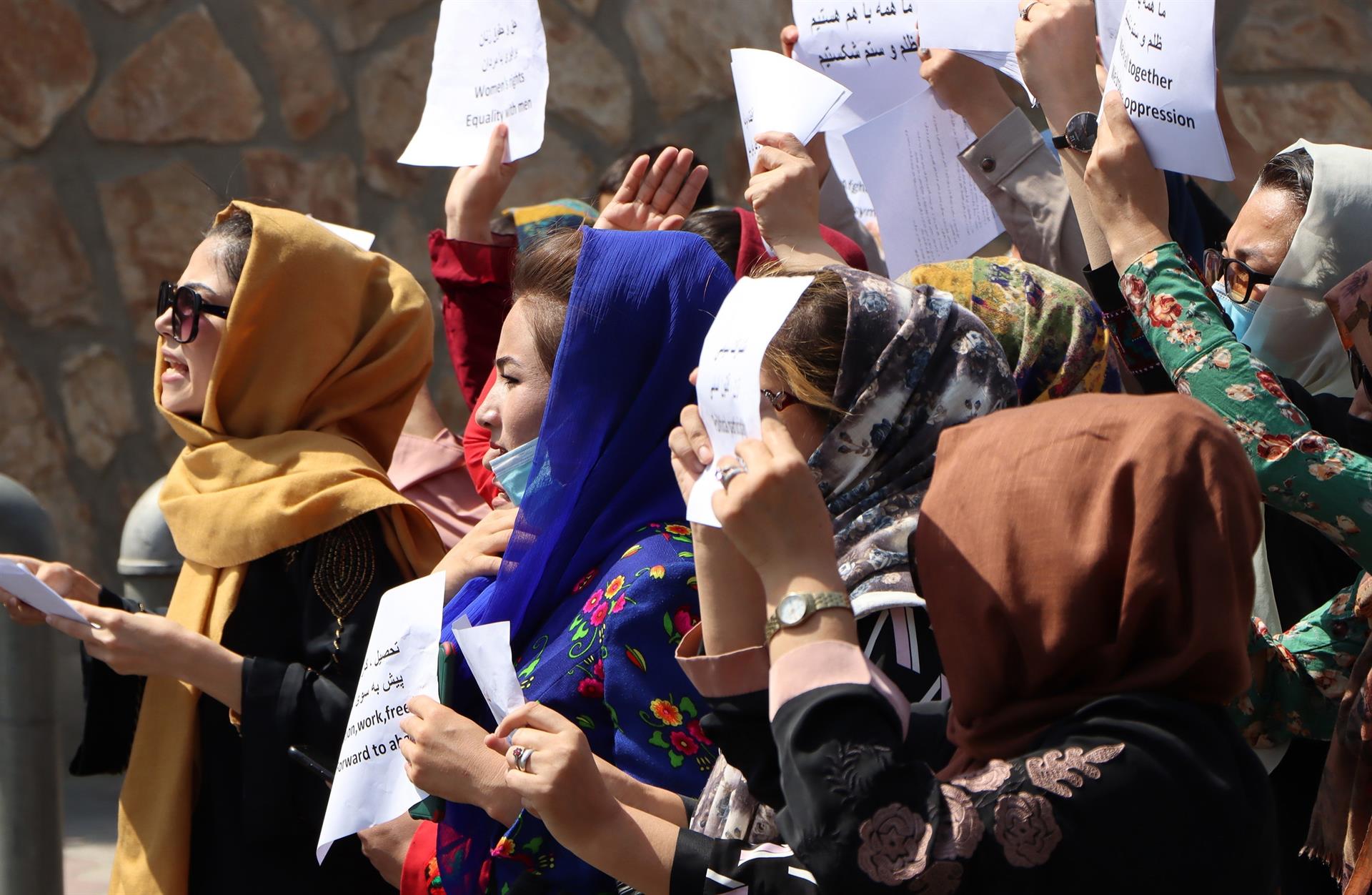 Los talibanes dispersan una protesta de mujeres con gases y tiros al aire