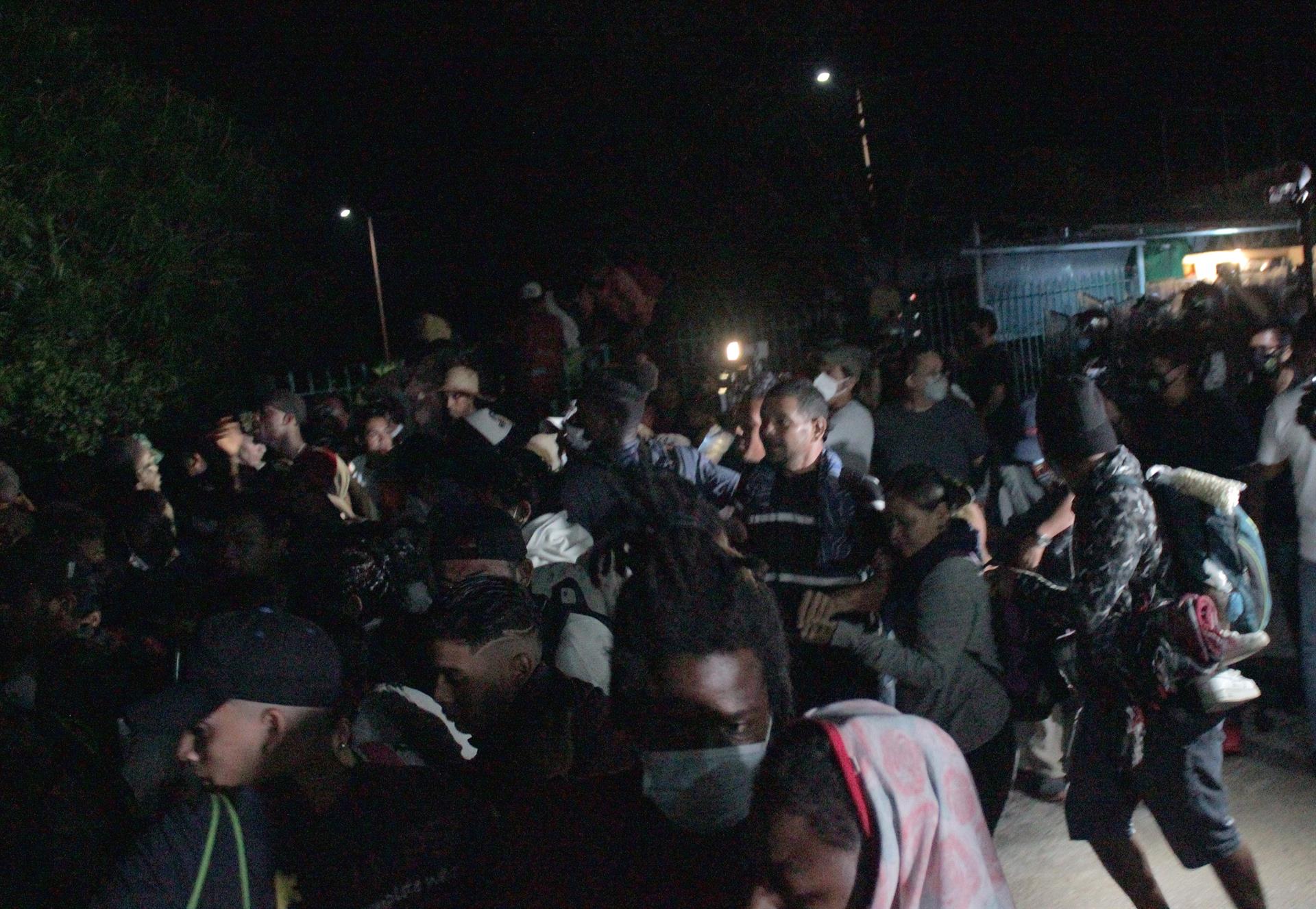 Agentes mexicanos desintegran cuarta caravana migrante en estado de Chiapas