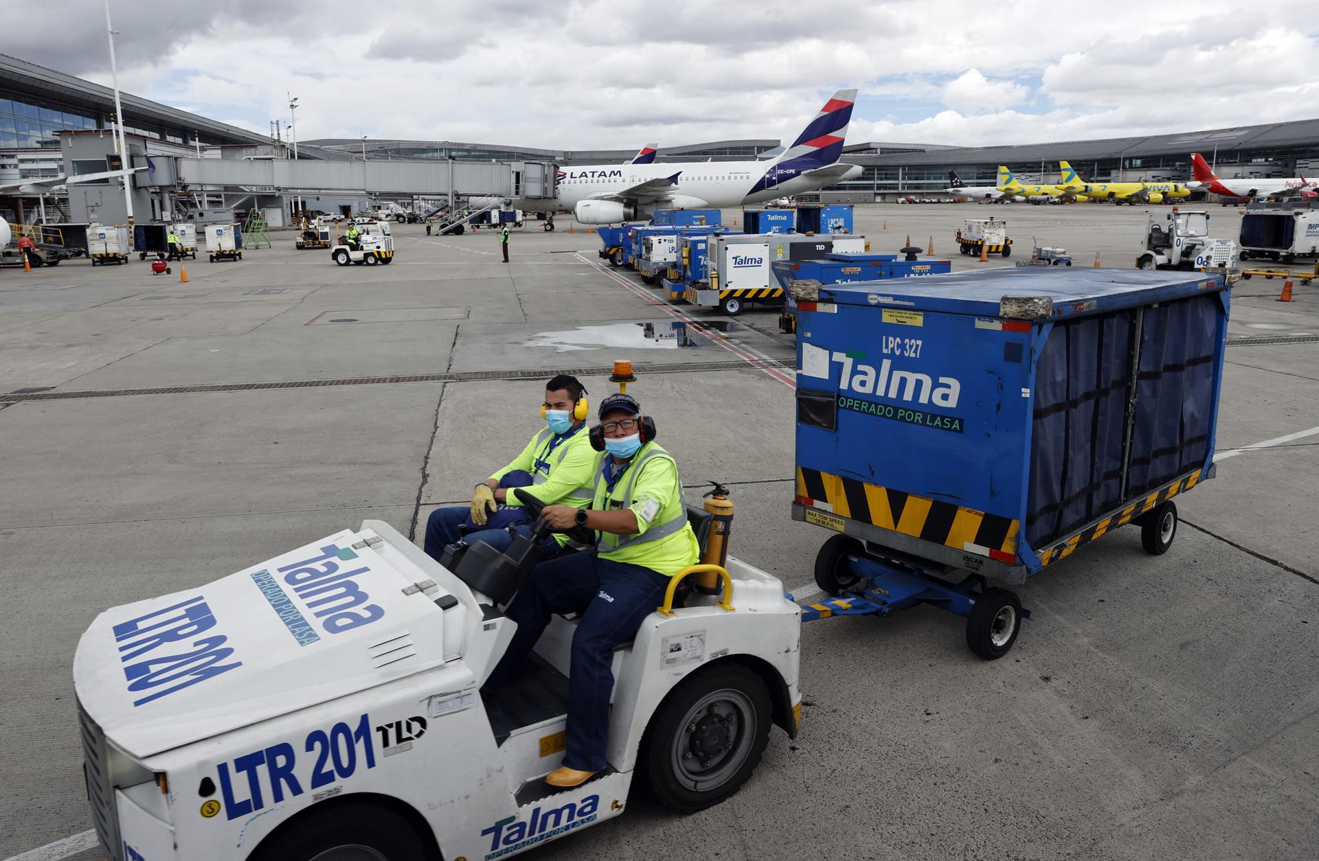 Petro descarta escasez de combustible para aviones y dice que existe «actividad irregular»