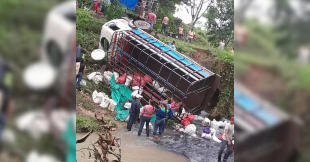 Veinte lesionados en vuelco de camión en El Rama